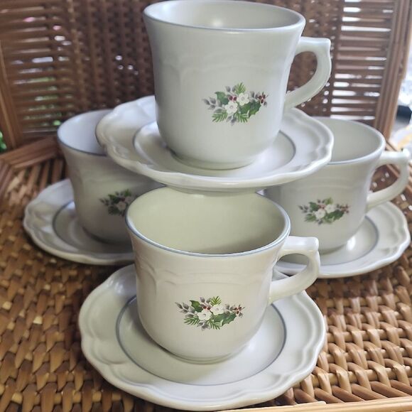 Vintage 90's Set Of 4 Retired Pfaltzgraff Christmas Heirloom Cups & Saucers - Picture 1 of 9